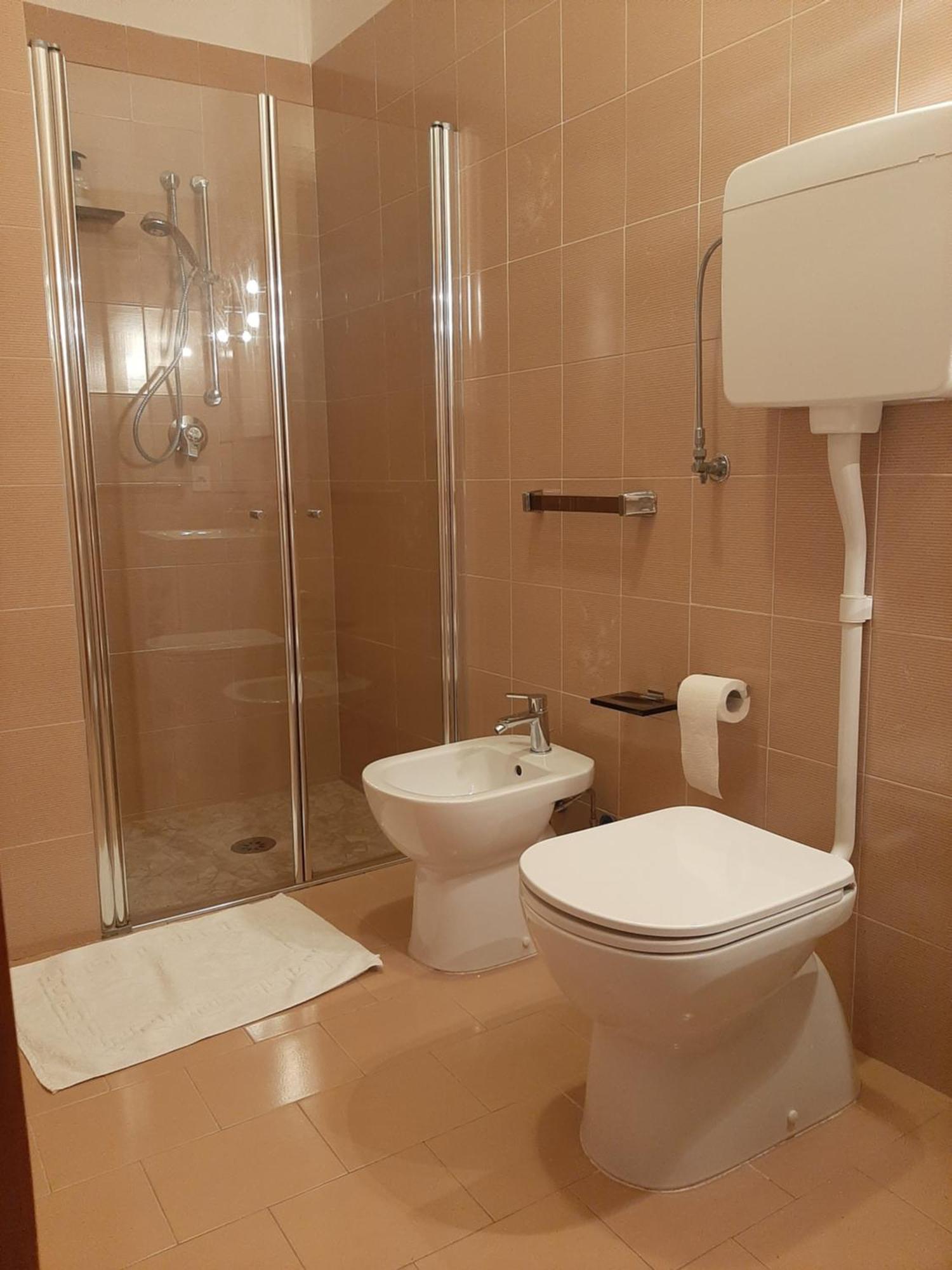 Camere Porto Vecchio Con Parcheggio A Pochi Passi Dal Castello Malcesine Ruang foto
